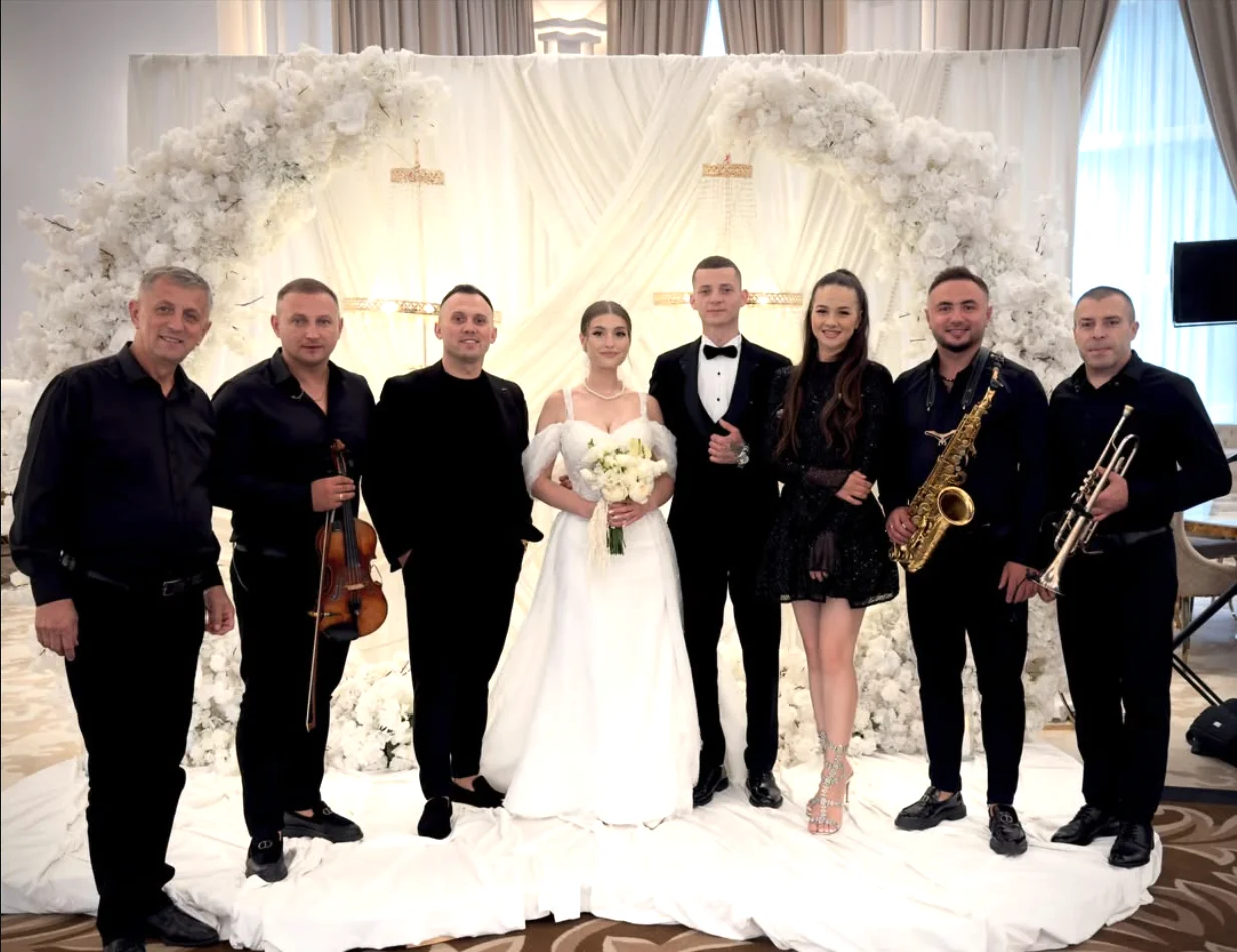 Formația Kristal la nuntă, pregătită de show